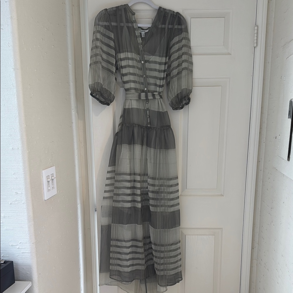 Splendid Green Sundress with Bishop Sleeves and V-Neck